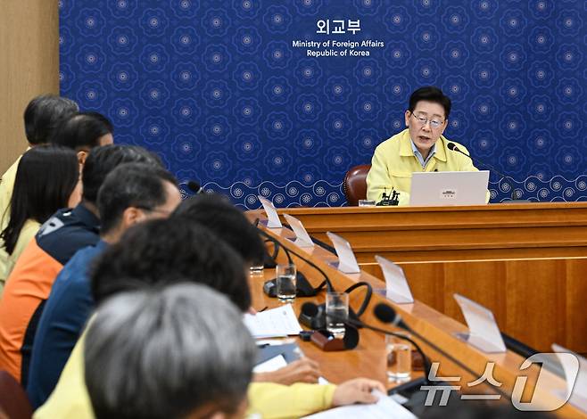 이재명 대통령이 27일 서울 종로구 외교부 청사에서 열린 네팔 홍수 대응 긴급회의에서 발언을 하고 있다. (청와대통신사진기자단) 2026.8.27 ⓒ 뉴스1 이재명 기자