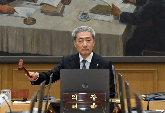 신현송 한국은행 총재가 27일 오전 서울 중구 한국은행에서 열린 금융통화위원회 본회의에 참석해 의사봉을 두드리고 있다. 2026.08.27. 사진공동취재단