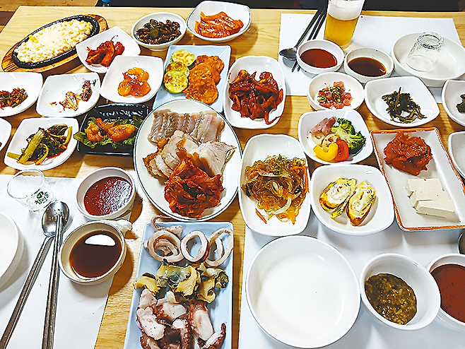 서울 마포구 서교동 ‘목포식당’의 이모카세. 1인분에 4만 원이다. 김도언 작가 제공