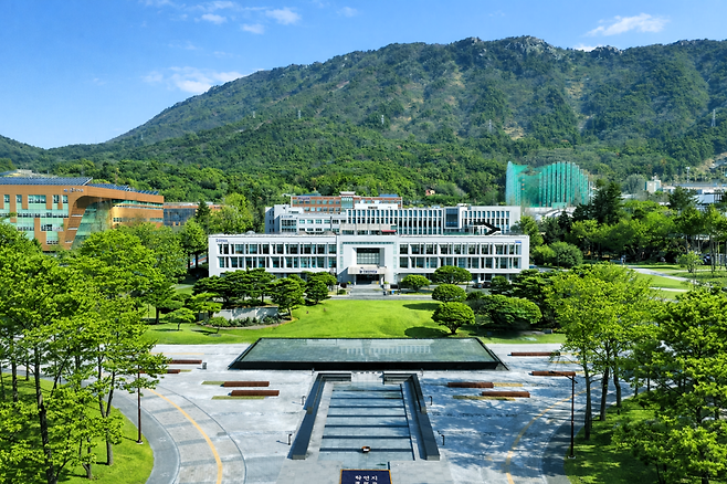 국립창원대학교의 대학본부 탁연지 전경.