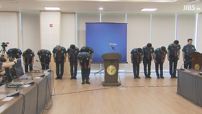 고평기 제주경찰청장이 오늘(27일) 대도민 입장문을 발표하며 사과하는 모습 (촬영, 고승한 기자)