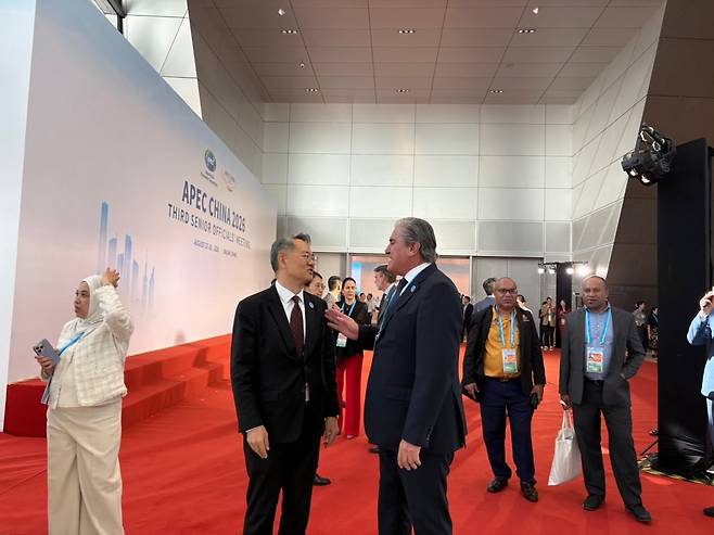 27일 중국 랴오닝성 다롄국제회의센터에서 아시아태평양경제협력체(APEC) 제3차 고위관리회의(SOM3) 본회의가 열렸다. 오는 11월 18~19일 선전에서 열리는 APEC 정상회의로 가는 핵심 실무 관문으로 이번 회의에는 21개 회원경제와 APEC 사무국 관계자 등 2300여 명이 참석했다. 다롄=김은정 특파원