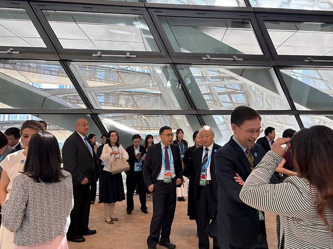 27일 중국 랴오닝성 다롄국제회의센터에서 아시아태평양경제협력체(APEC) 제3차 고위관리회의(SOM3) 본회의가 열렸다. 오는 11월 18~19일 선전에서 열리는 APEC 정상회의로 가는 핵심 실무 관문으로 이번 회의에는 21개 회원경제와 APEC 사무국 관계자 등 2300여 명이 참석했다. 다롄=김은정 특파원
