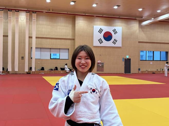 2026 아이치·나고야아시안게임에 출전하는 유도 국가대표 허미미가 최근 충북 진천선수촌에서 국민일보와 인터뷰하며 도복 왼쪽 가슴에 새겨진 태극기를 손가락으로 가리키고 있다. 진천=최원준 기자