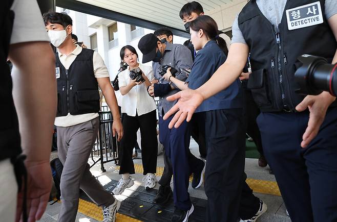 이른바 '제주 실종사건 허위 종결' 논란의 당사자인 부아무개 경장이 8월25일 제주지법에서 구속 전 피의자 심문(영장실질심사)을 마치고 나오고 있다. ⓒ연합뉴스