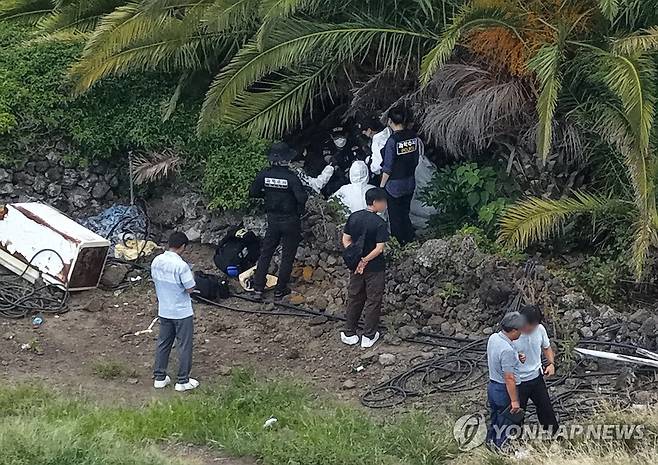 제주 실종 사건 피해자 J씨 시신 발견 (제주=연합뉴스) 박지호 기자 = 경찰이 24일 제주시 한림읍 수원리의 한 야자수농장에서 수개월 전 실종됐던 J씨 시신을 발견해 현장 감식을 진행하고 있다. 2026.8.24 jihopark@yna.co.kr