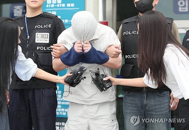 법원 떠나는 경산 中유학생 살해피의자 (대구=연합뉴스) 김현태 기자 = 경산 中유학생 살해피의자가 27일 오전 영장실질심사를 받은 뒤 대구지방법원을 떠나고 있다. 2026.8.27 mtkht@yna.co.kr