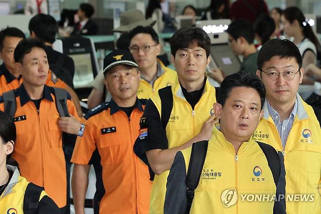 네팔로 떠나는 신속대응팀 (영종도=연합뉴스) 이진욱 기자 = 네팔 수력발전소 건설 현장 부근에서 홍수와 산사태로 한국남동발전과 두산에너빌리티 소속 한국인이 실종된 가운데 27일 외교부·소방청·경찰청 등으로 구성된 합동 신속대응팀이 인천국제공항1터미널 출국장을 통해 네팔로 출국하고 있다. 2026.8.27 cityboy@yna.co.kr