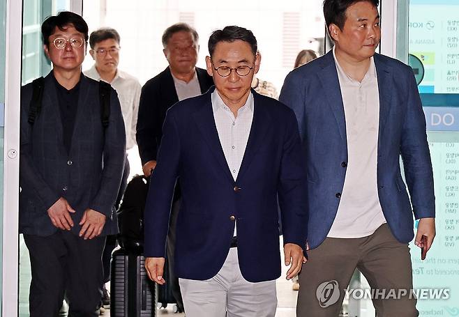 네팔로 향하는 정연인 대표이사 (영종도=연합뉴스) 한종찬 기자 = 정연인 두산에너빌리티 대표이사(가운데)가 27일 인천국제공항에서 출국장으로 향하고 있다. 네팔 수력발전소 건설 현장을 덮친 대규모 홍수로 한국남동발전과 두산에너빌리티 관련 한국인 9명이 실종된 가운데 한국남동발전과 두산에너빌리티는 비상대책본부를 꾸리고 이날 긴급대응반을 급파했다. 2026.8.27 saba@yna.co.kr