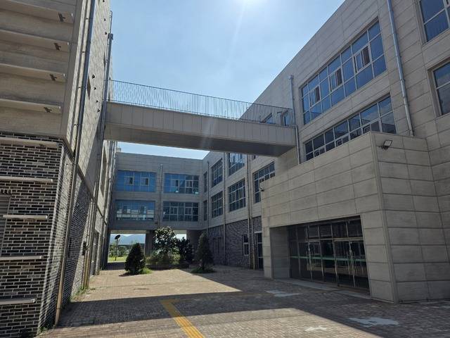 멀쩡한 건물은 아무에게도 활용되지 못한 채 2년 가까이 방치되며 유령 건물로 전락했다. / 문준혁 인턴기자