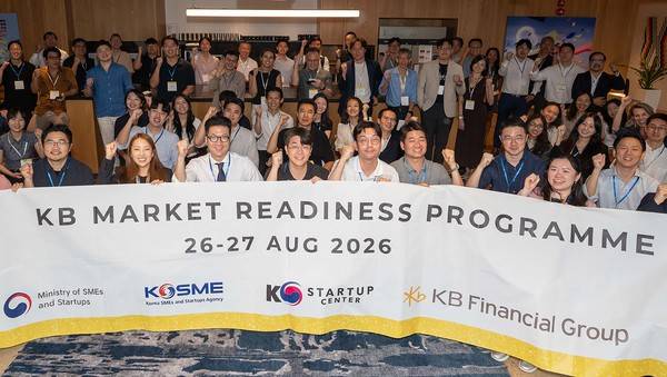 지난 27일 KB금융에서 운영하는 싱가포르 HUB(WeWork Singapore Collyer Quay)에서 진행된 'Global IR Day' 참석자들이 기념촬영을 하고 있다. 사진=KB금융그룹