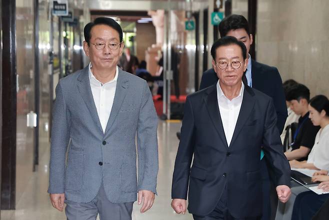 국민의힘 김도읍 의원과 이종배 의원이 13일 국회에서 열린 국민의힘 정점식 원내대표와 4·5선 의원 간담회에 참석하고 있다. 연합뉴스