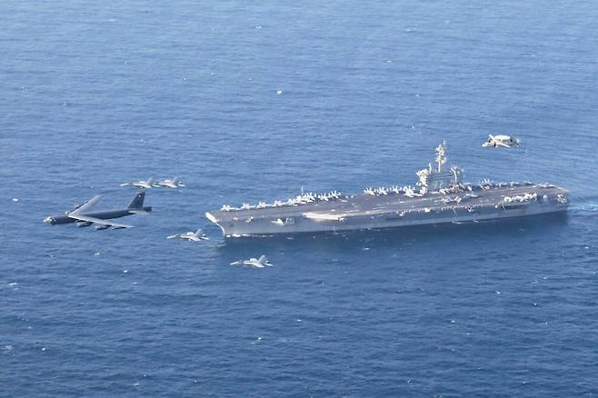 아라비아해 미군 중앙사령부 관할 구역에서 USS 에이브러햄 링컨 항공모함과 미국 공군 B-52H 스트라토포트리스가 합동 훈련을 실시하는 모습. 미국 해군 제공.