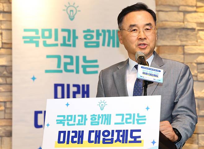 차정인 국가교육위원회 위원장이 지난 11일 인천 남동구 콜라보마이스컨벤션센터에서 열린 국가교육발전 계획 수립을 위한 현장 토론회 ‘국민과 함께 그리는 미래 대입제도’에서 인사말을 하고 있다. 연합뉴스