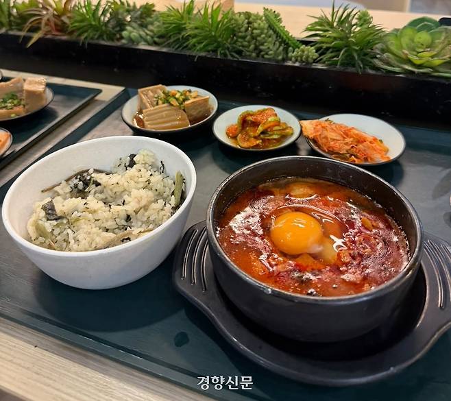 ‘구내식당 덕후’ 일본인 여행객 고와다 도루씨가 구내식당 맛집 1위로 꼽은 용산역 아이파크몰 직원식당 메뉴. 사진 고와다 도루 제공