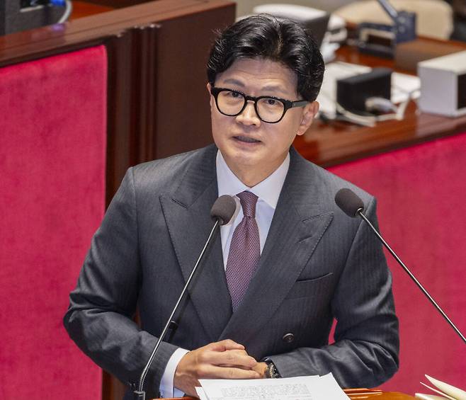 무소속 한동훈 의원이 24일 국회에서 열린 예산결산특별위원회 전체 회의에서 장미란 씨 실종 사건 관련한 질의를 하고 있다. 연합뉴스