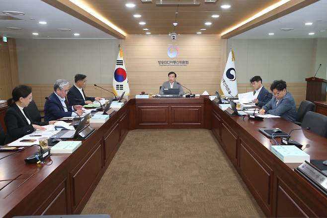 김종철 방송미디어통신위원장(가운데)이 28일 정부과천청사에서 '2026년 제31차 전체회의'를 진행하고 있다. 방송미디어통신위원회 제공