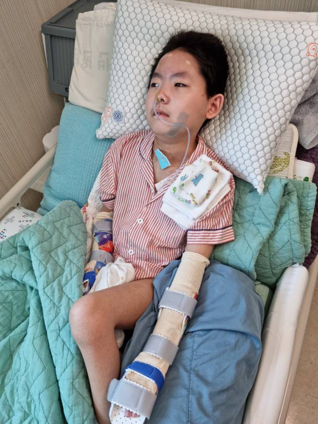 ▲기약 없는 투병과 힘겨운 재활 속에서도 하루하루를 묵묵히 버텨내고 있는 14살 민건이. 멈춰버린 줄 알았던 아이의 시계가 부모의 헌신 속에서 아주 조금씩, 다시 움직이기 시작했다. ⓒ프레시안