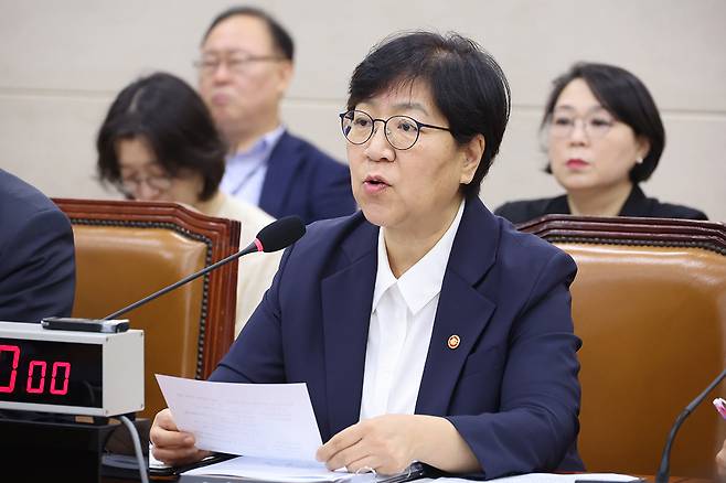 정은경 보건복지부 장관이 지난 21일 서울 여의도 국회에서 열린 보건복지위원회 전체회의에서 의원 질의에 답변하고 있다. 뉴스1