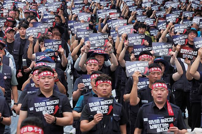 8월21일 전국금속노동조합 자동차업종 조합원들이 서울 서초구 현대자동차 본사 앞에서 집회를 열고 있다. ⓒ연합뉴스
