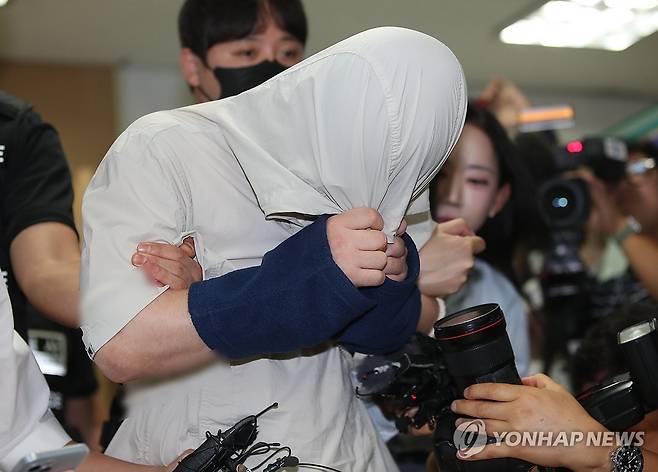 법원 도착하는 경산 中유학생 살해피의자 (대구=연합뉴스) 김현태 기자 = 경산 中유학생 살해피의자가 27일 오전 영장실질심사를 받기 위해 대구지방법원에 도착하고 있다. 2026.8.27 mtkht@yna.co.kr
