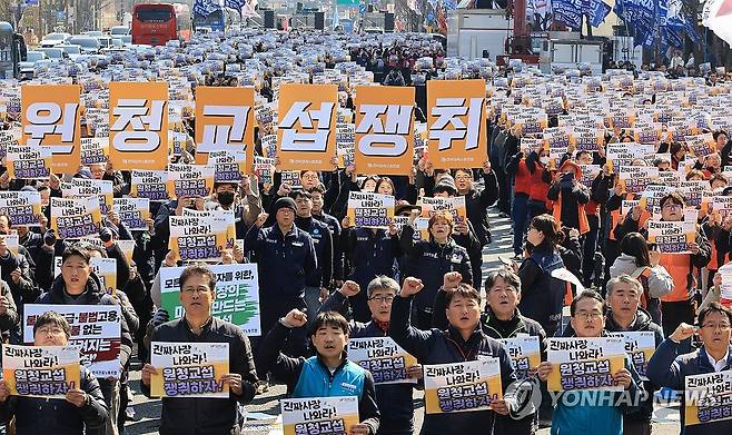 민주노총 투쟁선포대회 (서울=연합뉴스) 최재구 기자 = '노란봉투법'(노동조합 및 노동관계조정법 2·3조 개정 법률) 시행 첫날인 지난 3월 10일 서울 세종로에서 열린 민주노총 투쟁 선포대회에서 양경수 위원장을 비롯한 민주노총 조합원들이 손팻말을 들고 구호를 외치고 있다. 2026.3.10 jjaeck9@yna.co.kr