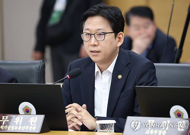 배경훈 부총리, 국민AI서비스 보고 (세종=연합뉴스) 김도훈 기자 = 배경훈 부총리 겸 과기정통부 장관이 11일 정부세종청사에서 열린 이재명 대통령 주재 국무회의에서 국민AI서비스 혁신 추진 관련 협조사항에 대해 보고하고 있다. 2026.8.11 superdoo82@yna.co.kr