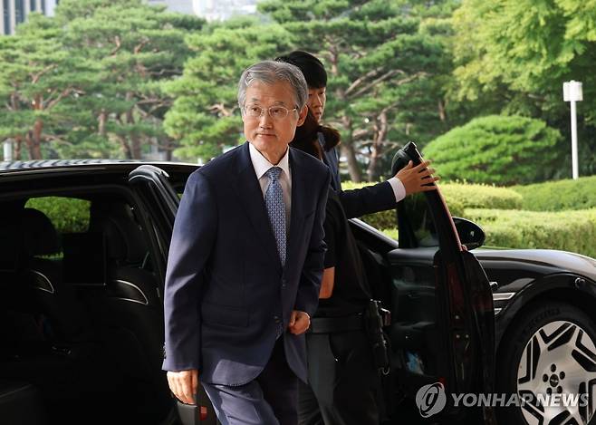 출근하는 조희대 대법원장 (서울=연합뉴스) 이진욱 기자 = 조희대 대법원장이 19일 서울 서초구 대법원으로 출근하고 있다.
조 대법원장은 지난 18일 노태악 전 대법관과 이흥구 대법관 후임으로 손봉기 대구지방법원 부장판사와 김성수 서울고등법원 부장판사를 이재명 대통령에게 임명 제청했다. 2026.8.19 cityboy@yna.co.kr