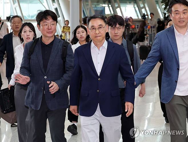 네팔로 향하는 정연인 대표이사 (영종도=연합뉴스) 한종찬 기자 = 정연인 두산에너빌리티 대표이사가 27일 인천국제공항에서 출국장으로 향하고 있다. 네팔 수력발전소 건설 현장을 덮친 대규모 홍수로 한국남동발전과 두산에너빌리티 관련 한국인 9명이 실종된 가운데 한국남동발전과 두산에너빌리티는 비상대책본부를 꾸리고 이날 긴급대응반을 급파했다. 2026.8.27 saba@yna.co.kr