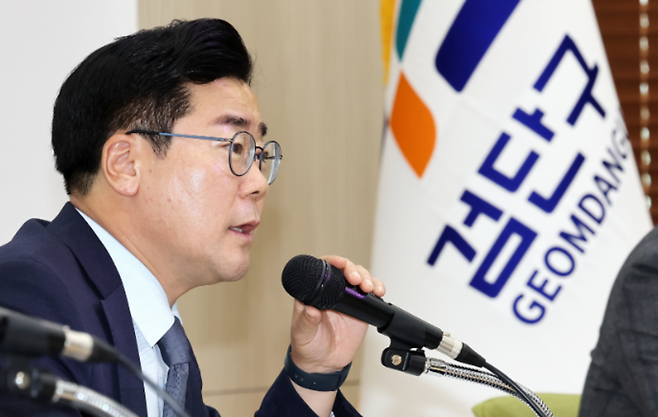 29일 인천 검단구청에서 열린 '지금 검단으로 갑니다' 인천 시민과의 대화에 참석한 박찬대 인천시장이 시민들의 건의사항에 답변하고 있다. /이재민 기자 leejm@incheonilbo.com