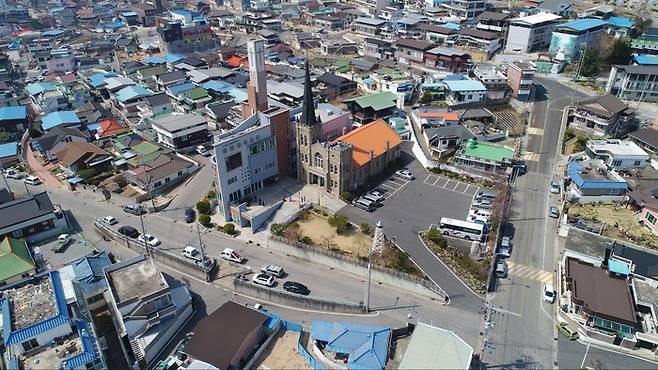 문경시 점촌동 도심 한가운데 자리한 점촌침례교회 예배당을 상공에서 바라본 모습. 주택과 상가가 밀집한 점촌 원도심 속에서 높게 솟은 첨탑과 석조 예배당이 뚜렷한 존재감을 드러내고 있다. 오랜 세월 도시의 성장과 변화를 함께해 온 점촌의 대표적인 근대문화유산이다. 강남진 기자