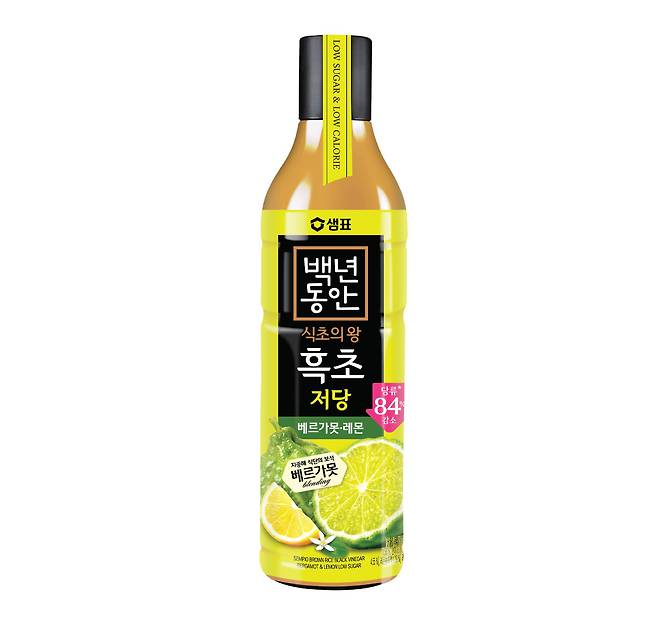 샘표의 백년동안 흑초 저당 ‘베르가못·레몬’ 제품.(사진제공=샘표)