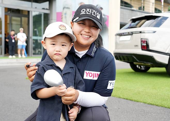 디펜딩 챔피언 신다인이 29일 경기 용인시 써닝포인트CC에서 열린 KLPGA 투어 제15회 KG 레이디스 오픈 사흘째 3라운드 경기를 끝낸 뒤 응원 나온 꼬마팬 김도현 군과 함께 기념촬영하고 있다. (사진=이데일리 골프in 조원범 기자)