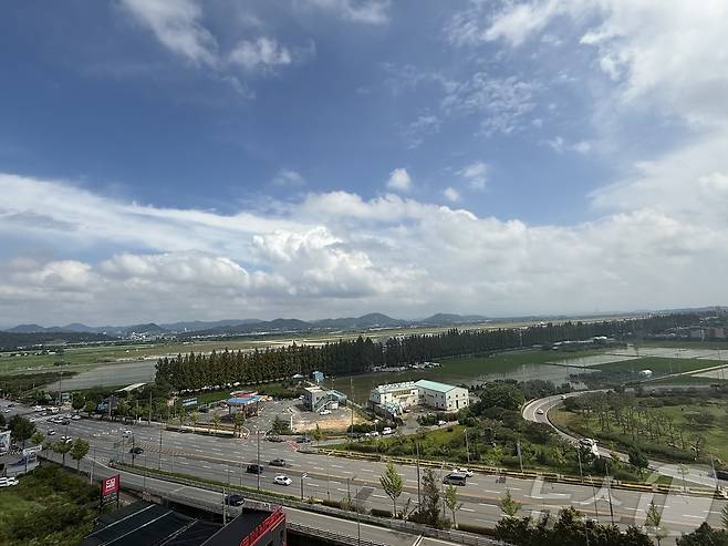 정부는 6일 광주 군공항 부지에 호남권 반도체 산업단지를 조성하기로 결정했다고 밝혔다. 사진은 광주 군공항 활주로와 주변 부지의 모습. 2026.7.6 ⓒ 뉴스1 김태성 기자