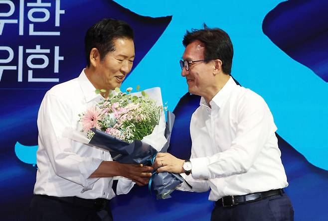 김민석 더불어민주당 대표가 27일 인천 인스파이어 호텔에서 열린 2026년 더불어민주당 정기국회 대비 국회의원 워크숍에서 정청래 전 대표에게 감사패를 전달하고 있다. 뉴시스