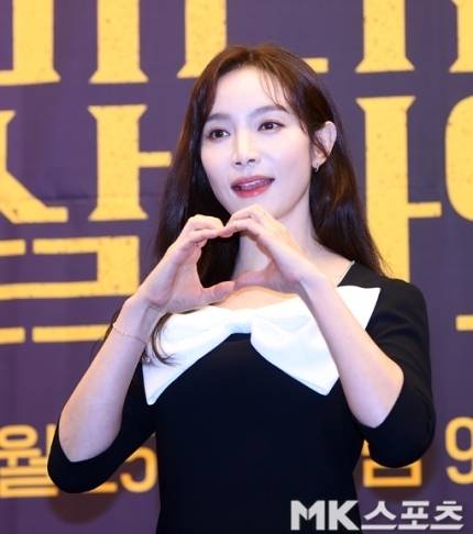 배우 이민영이 부친상을 당해 슬픔에 잠긴 가운데, 오랜 연인인 안형조 지담미디어 대표가 상주로 빈소를 지키며 든든한 버팀목이 되어주고 있다.사진=김재현 기자
