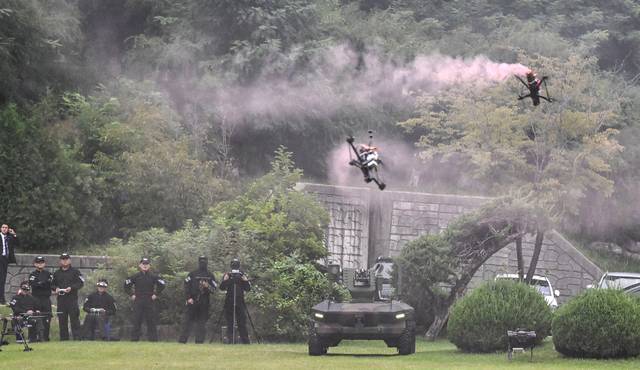 육군 드론·로봇 전술시범단 장병들이 드론과 로봇을 활용한 전술시범을 선보이고 있다. 육군 제공