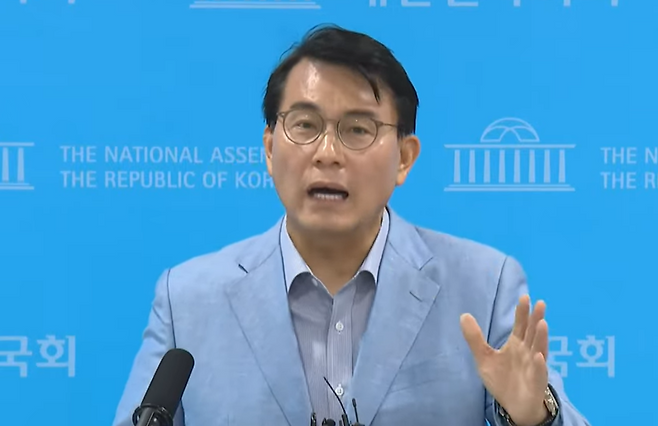윤상현 국민의힘 의원이 30일 국회에서 백브리핑을 열고 송도 사전투표 재검표 무산과 부정선거 의혹에 대해 설명하고 있다. /라다솜 기자 radasom@incheonilbo.com