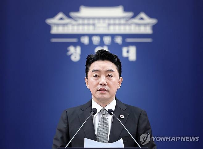 강훈식 대통령비서실장이 30일 청와대 춘추관에서 인사 관련 브리핑을 하고 있다. / 사진=연합뉴스