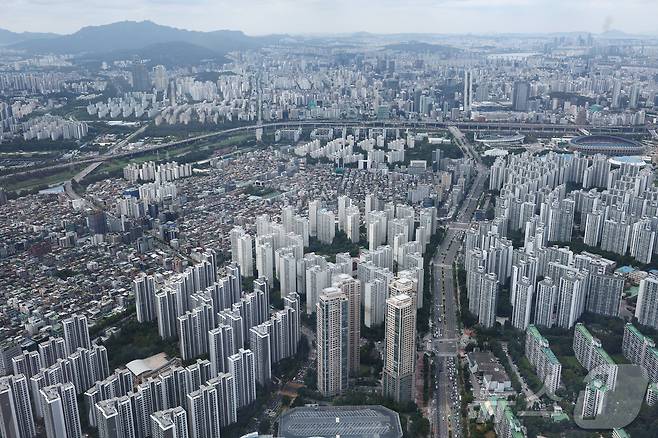 서울 송파구 롯데월드타워 전망대에서 바라본 아파트 단지. 2026.8.14 ⓒ 뉴스1 김민지 기자