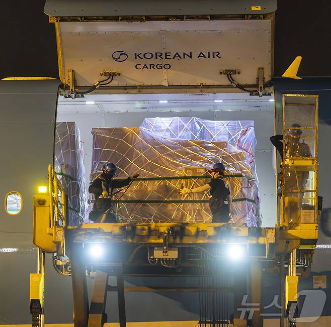 인천국제공항 대한항공 화물터미널에서 관계자들이 삼성전자와 SK하이닉스의 반도체를 홍콩으로 향하는 항공기에 탑재하고 있다. (공동취재) ⓒ 뉴스1 김성진 기자