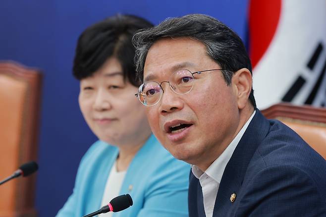 법무부 장관 후보자로 지명된 더불어민주당 김승원 의원이 30일 국회에서 법제사법위원장인 서영교 의원과 연 사법부 현안 관련 기자회견에서 취재진 질문에 답하고 있다. /연합뉴스