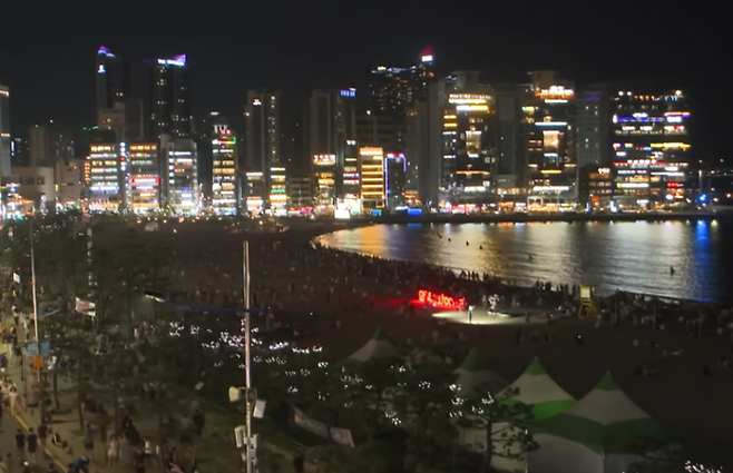 부산 광안리 해변 야간 관광객