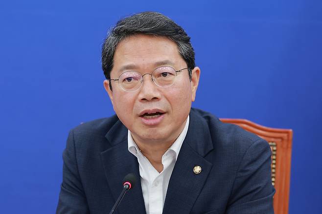 법무부 장관 후보자로 지명된 김승원 더불어민주당 의원이 30일 국회에서 기자회견을 열어 취재진 질문에 답변하고 있다. 연합뉴스