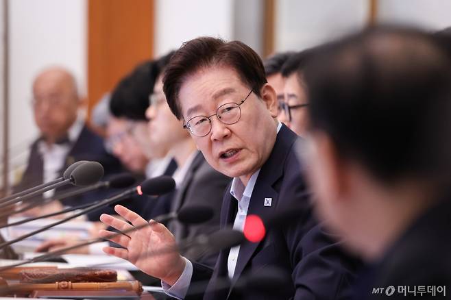 (서울=뉴스1) 허경 기자 = 이재명 대통령이 25일 청와대에서 열린 국무회의에서 김윤덕 국토교통부 장관에게 질문하고 있다. 2026.8.25/뉴스1 Copyright (C) 뉴스1. All rights reserved. 무단 전재 및 재배포, AI학습 이용 금지. /사진=(서울=뉴스1) 허경 기자