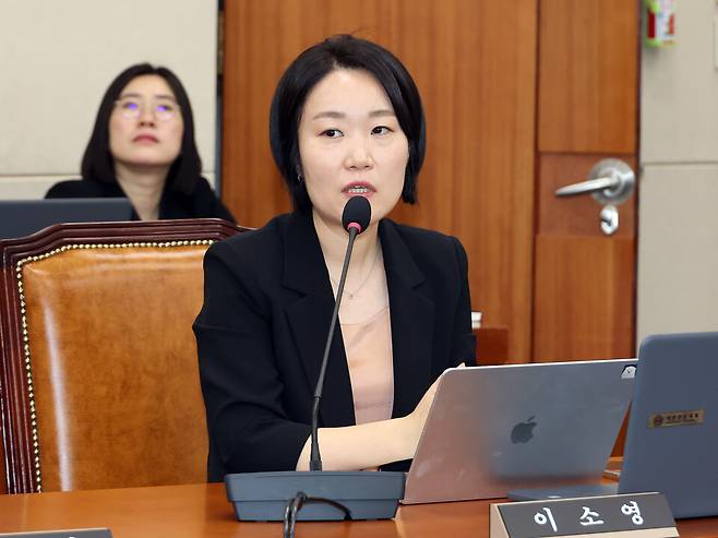 8일 국회에서 열린 기후에너지환경노동위원회 후반기 첫 회의에서 더불어민주당 이소영 간사가 인사말을 하고 있다. ⓒ연합뉴스