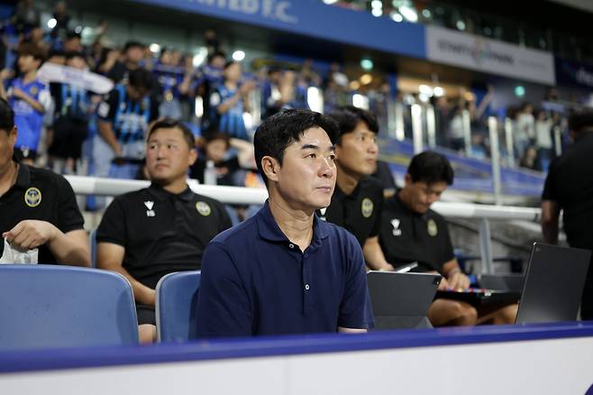 윤정환 인천 감독이 30일 인천축구전용경기장에서 열린 전북과 K리그1 홈경기 도중 그라운드를 응시하고 있다. 사진제공|한국프로축구연맹