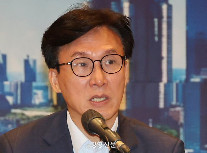 김민석 더불어민주당 대표가 지난 28일 인천 인스파이어호텔에서 열린 최고위원회의에서 발언하고 있다. 박민규 선임기자