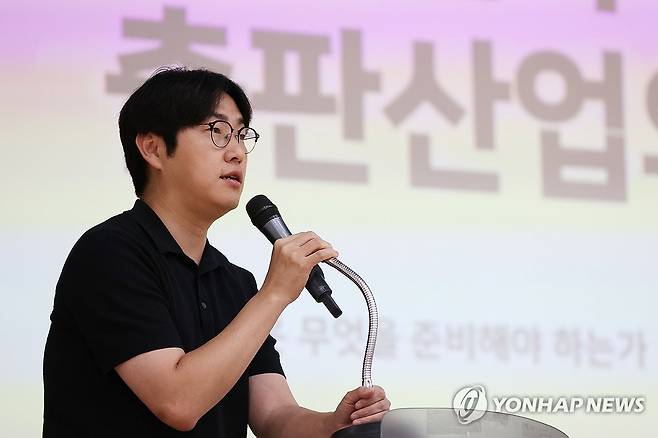 강연하는 하정우 전 수석 (서울=연합뉴스) 강민지 기자 = 하정우 전 청와대 AI미래기획수석이 25일 서울 마포구 마포중앙도서관에서 '대한민국 AI전략과 출판산업의 변화 방향'을 주제로 강연하고 있다. 2026.8.25 mjkang@yna.co.kr