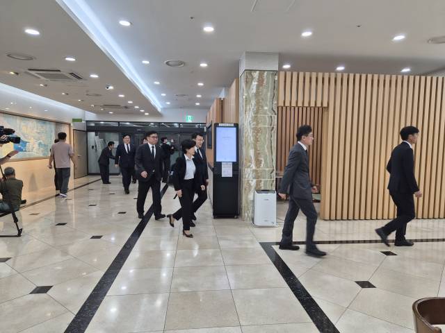 31일 오후 이숙연·서경환 대법관이 조희대 대법원장 부친상을 조문하기 위해 포항성모병원 장례식장에 들어서고 있다. 배형욱 기자